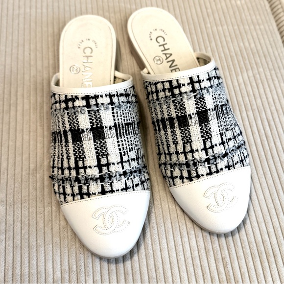 CHANEL Tweed Lambskin CC Flat Mules 36 White Black - Picture 1 of 9